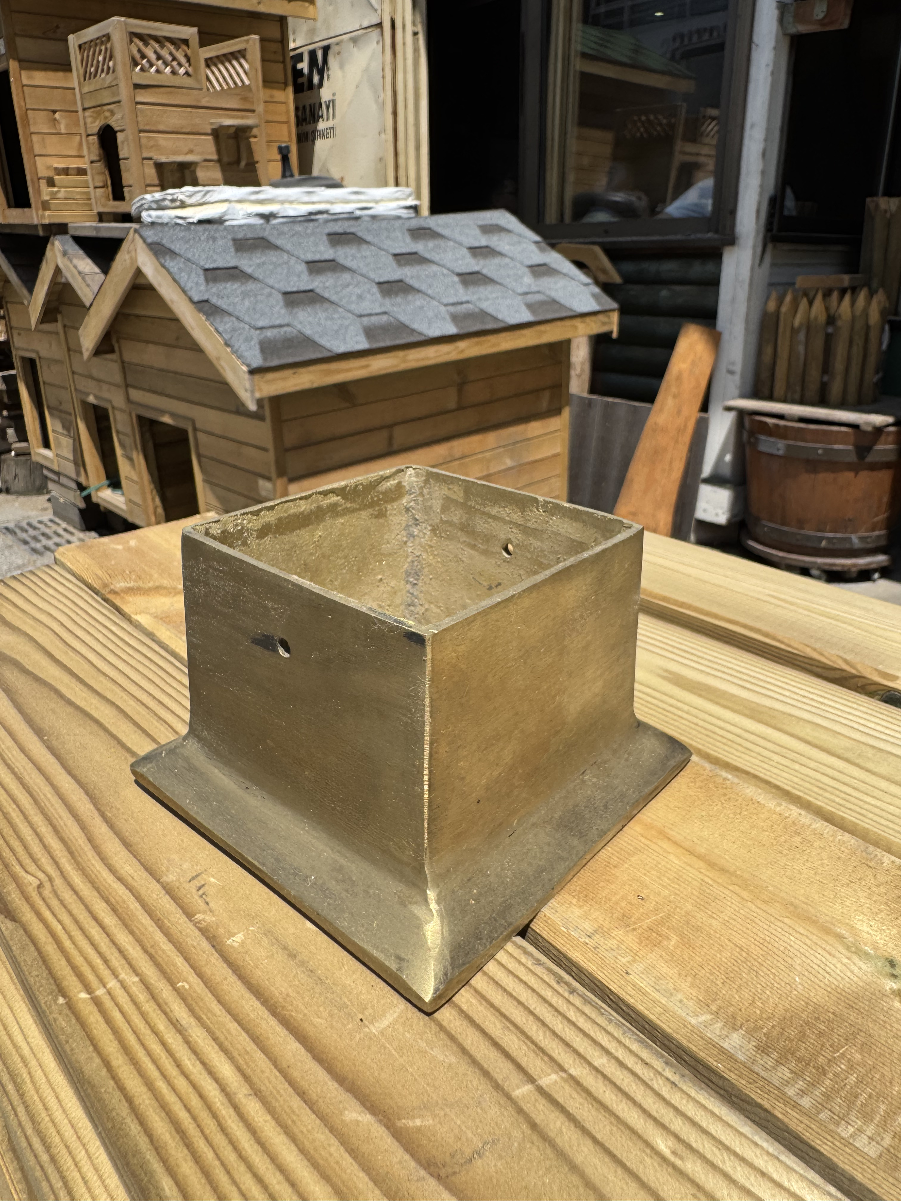 Sarı Pirinç Kamelya – Pergola Kutu Ayak (10x10 cm Ahşap Uyumlu)
